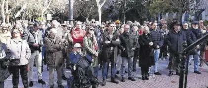  ?? J. VALIENTE/OPINIÓN DE ZAMORA/NUEVA ESPAÑA ?? Un centenar de cacereños protestan en el bombo del Paseo de Cánovas.