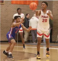  ?? (Photo by JD for the Texarkana Gazette) ?? No. 1 Class of 2024 recruit Tre Johnson of Lake Highlands, passes the ball against Parkview during the Red River Hoopfest on Saturday at Tiger Gym in Texarkana, Texas.