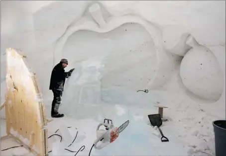  ?? PHOTOS: JOHN KENNEY/ THE GAZETTE ?? Some of the best-known ice and snow sculptors in the world come from Quebec,  including Julien Doré, who is working on the Big Apple room (above). They are valued for their speed, precision and creative expression. Many honed their skills at Quebec...