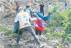  ?? ?? Muchas personas tuvieron que caminar para hacer trasbordo y llegar hasta sus sitios de destino, por el cierre vial.