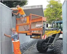  ?? FOTO: SIMON SCHNEIDER ?? Ralf Hayler (vorne links) und Jörg Zepf bei der Arbeit.