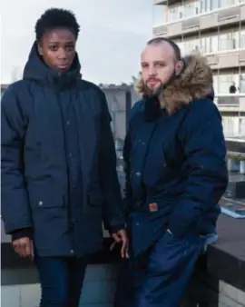  ?? FOTO DAMIEN CAUMIANT ?? Rosine en John op het terras van hun appartemen­tje. “We hebben bij de overheid om extra noodhulp gevraagd, maar daarop hebben we geen reactie gekregen.”