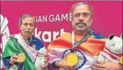  ?? PTI ?? Pranab Bardhan (L) and Shibhnath Sarkar with their gold medals.