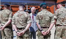  ?? GTRES ?? El rey Carlos esta semana en una base militar de Hampshire.