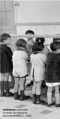  ??  ?? Cuidadoras supervisan el lavado de manos de alumnos en París, c. 1920.