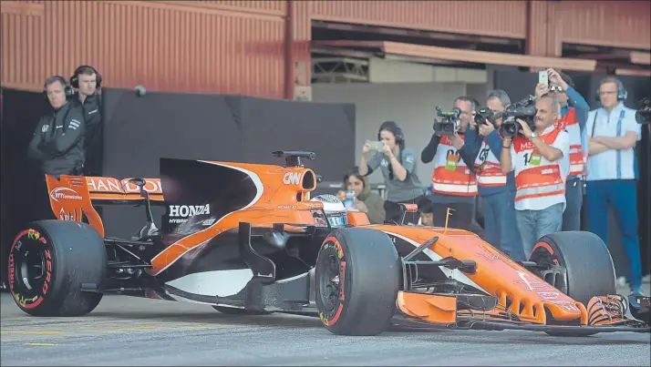  ?? FOTO: MANEL MONTILLA ?? Estreno frustrado. Alonso sale del box en la sesión vespertina después de no poder rodar por la mañana tras sufrir un problema en su motor en la primera vuelta que daba con el MCL32 en los test oficiales de pretempora­da