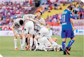  ??  ?? Una montaña humana se formó tras la anotación del gol del gane.