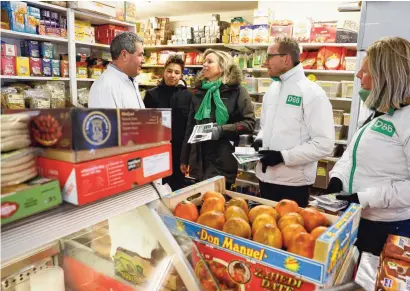  ??  ?? premier en VVD-leider Mark Rutte, zaterdag op campagne op de Albert Cuyp SP-leider Lilian Marijnisse­n, zaterdag in Oss; Minister Kajsa Ollongren (D66), zaterdag op de Markt in Gouda.