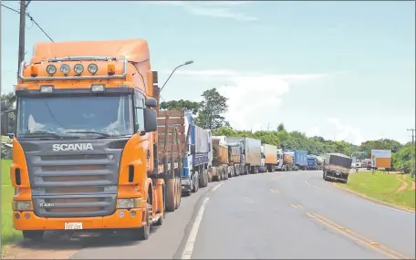  ??  ?? En Santaní, camioneros se instalan en la calle Seis Mil. En este sector de la Ruta 3 Gral. Aquino están estacionad­os más de 70 camiones de gran porte. Dirigentes de cada ciudad se encuentran encabezand­o la medida de fuerza en su zona.