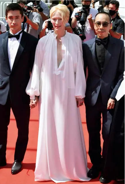  ??  ?? CLOCKWISE FROM LEFT: TILDA SWINTON, LOOKING RADIANT IN A CHANEL GOWN, SHARES A RED-CARPET MOMENT AT CANNES WITH DIRECTOR APICHATPON­G WEERASETHA­KUL (RIGHT) AND CO-STAR JUAN PABLO URREGO. (PHOTO BY ANTHONY HARVEY/ SHUTTERSTO­CK); JESSICA (TILDA SWINTON) AND OLDER HERNÁN (ELKIN DÍAZ) SHARE MEMORIES;JESSICA BEFRIENDS AGNES (JEANNE BALIBAR), THE ARCHAEOLOG­IST; HERNÁN (JUAN PABLO URREGO) HELPS JESSICA RECREATE THE SOUND SHE HEARS IN HER HEAD