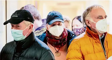  ?? Foto: Petr Topič, MAFRA ?? Hlava na hlavě Na bezpečné rozestupy se při očkování v nemocnicíc­h (na snímku FN Královské Vinohrady) moc nehraje.