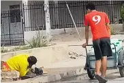  ??  ?? Esta mujer cava la tierra para tratar de sacar agua.