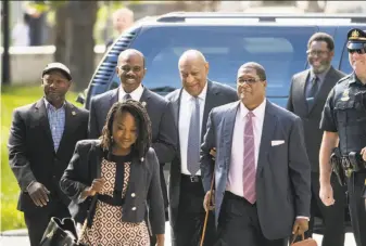  ?? Matt Rourke / Associated Press ?? Bill Cosby (center) walks to court in Norristown, Pa., where a police officer testified about a report he wrote in 2005 after interviewi­ng Cosby about an alleged sexual assault.