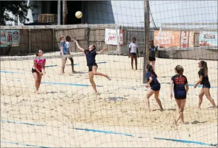  ?? JONATHAN TRESSLER — THE NEWS-HERALD ?? Participan­ts in the Force Sports sand volleyball league summer camp hone their skills July 10 at the Force Sports facility in Eastlake.