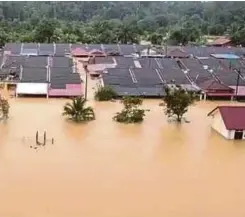  ??  ?? SETAKAT semalam banjir hampir mencecah paras bumbung rumah penduduk Taman Maran Jaya, Maran, Pahang selepas hujan lebat turun selama dua hari.