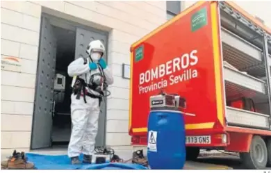  ?? M. G. ?? Un bombero de la Diputación se prepara para actuar en una residencia de mayores.