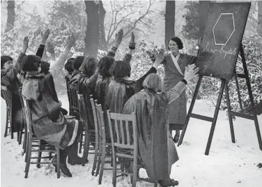  ??  ?? Please, Miss! In 1935, a resourcefu­l teacher delivers an al fresco lesson on snow crystals