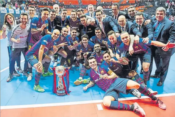  ?? FOTO: FCB ?? Primera conquista Los culés celebraron por todo lo alto el triunfo en la Copa de España en la pista de la Fuente de San Luis y ya sueñan con volver a dar una alegría al club