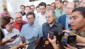  ?? PIC BY MALAI ROSMAH TUAH ?? Prime Minister Tun Dr Mahathir Mohamad talking to reporters in Kota Kinabalu yesterday, With him is Sabah Chief Minister Datuk Seri Mohd Shafie Apdal (third from left).