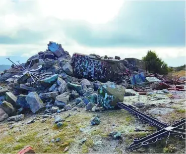  ?? ?? El antes y después del monumento a los caídos que se levantaba en el Puerto del Pico, a 1.352 metros de altitud