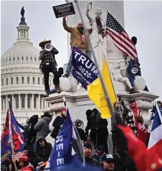  ?? SPENCER PLATT/GETTY IMAGES/AFP ?? VANDALISME: Pendukung Trump berkumpul di luar Gedung Capitol, Washington DC (6/1).