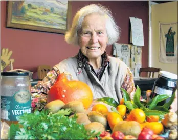  ?? TC140618BR­02 ?? TE AWAMUTU woman June Bright has started a produce-swapping group called Crop Swap Te Awamutu.