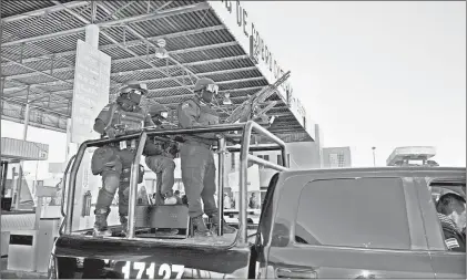  ??  ?? Policías arriban a las casetas de peaje Calera, en la autopista Zacatecas-Fresnillo, ayer, mientras integrante­s del Frente Popular de Luchas de Zacatecas se manifestab­an contra el gasolinazo ■ Foto Alfredo Valadez