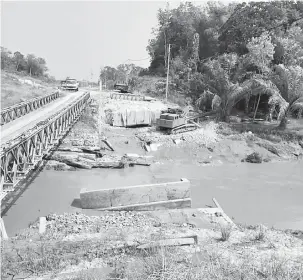  ??  ?? LEWAT: Jambatan menghubung­hkan empat kampung di Serian yang dikatakan lewat daripada jadual asal untuk disiapkan.