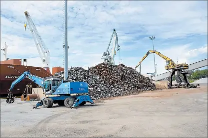  ?? FOTO: LINA ENLUND ?? SKROTLAGER. Det skrot hamnen hanterar lagras på kajen.