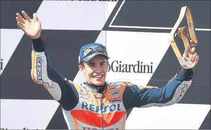  ??  ?? Marc Márquez celebrando su segundo puesto en el pasado Gran Premio de Austria, en el que perdió un mano a mano con Dovizioso FOTO: EFE