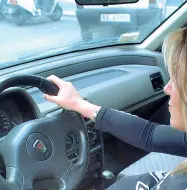  ??  ?? Secondo le statistich­e, al volante le donne sono più affidabili degli uomini