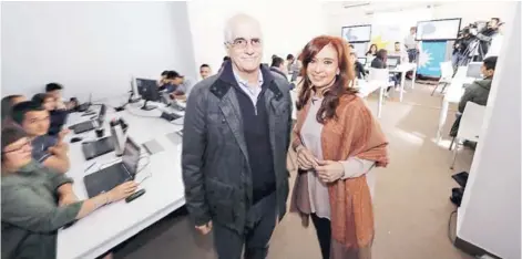  ??  ?? ► Cristina Fernández, junto a su compañero de lista Jorge Taiana, en el comando de cómputos K.