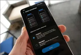  ??  ?? The 120Hz refresh rate on the S21 is adaptive now to save battery.