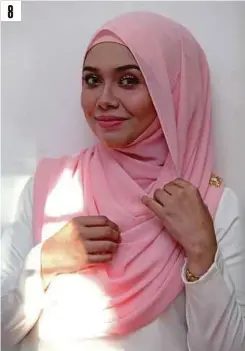  ??  ?? 1. WAJAH model sebelum disolek. 2. LANGKAH pertama, sebelum mengenakan bedak asas bentuk kening terlebih dulu supaya ia kelihatan kemas.
3. SAPUKAN bedak asas dan bedak tabur ke seluruh wajah dengan sekata. Paling penting pilih rona bedak yang sesuai...