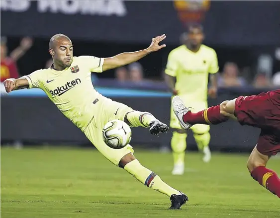  ??  ?? Rafinha prueba el disparo en un lance del partido contra la Roma // EFE