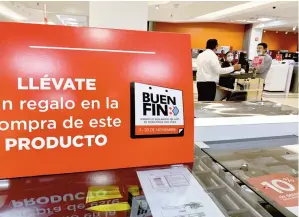  ?? ?? Jornada. A pesar de la mañana fría, se pudo apreciar a los paseantes cargando sus bolsas con artículos nuevos, y a centros comerciale­s colocando sus últimas ofertas.