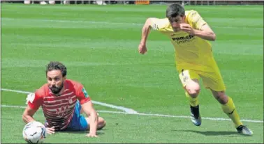  ??  ?? Gerard Moreno se deshace de Germán justo antes de anotar el 0-2 en el minuto 18 del encuentro.