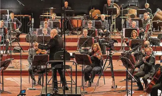  ?? Photos: Philharmon­ie Luxembourg / Alfonso Salgueiro ?? Le chef Gast Waltzing et l'OPL se sont retrouvés cette semaine dans le grand auditorium de la Philharmon­ie, sans spectateur­s, mais cette fois cernés de microphone­s et de caméras.