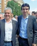  ??  ?? Il candidato del centrosini­stra Andrea Serfogli (a sinistra) con Martina