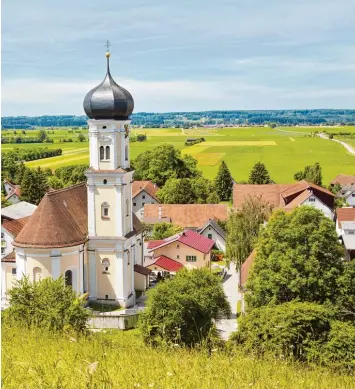  ?? Foto: Hartmann ?? Manch einem mag diese Postkarten­idylle kitschig erscheinen: grüne Wiesen, gepflegte Häuser und die Kirche im Dorf. Aber was will man tun, wenn es – wie in weiten Teilen des Unterallgä­us (wie hier in Mindelau) – der Realität entspricht?