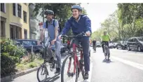  ?? FOTO: MELANIE ZANIN/STADT DÜSSELDORF ?? Thomas Geisel (M.) und Heribert Schäfer vom Verkehrsam­t (l.) bei der Radtour.