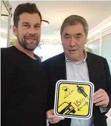  ??  ?? Eddie Merckx, Cristian Salvato e il cartello che indica la distanza minima da lasciare quando si supera un ciclista: un metro e mezzo