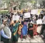  ?? Amit Mehra ?? Teachers march from Arts Faculty to V-C’S office in North Campus.