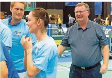  ?? FOTO: HEISE ?? Vereins-Chef Frank Liedke, von seinen Gefühlen überwältig­t, stürmt auf Teammanage­r Marcel Reuter und Spielerin Olga Konon zu.