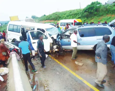  ?? Pic Abubakar Sadiq Isah. ?? A crash scene at Gada-Biyu village on the Abuja-Lokoja road on Tuesday evening.