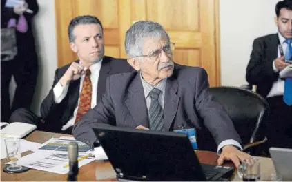  ?? FOTO: AGENCIAUNO ?? Oscar Landerretc­he, presidente del directorio de la minera, y Nelson Pizarro, su presidente ejecutivo.