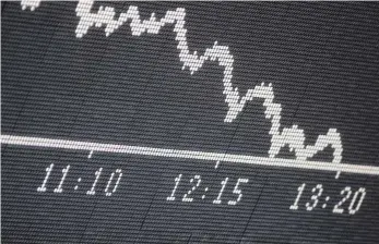  ?? FOTO: DPA ?? Die Dax-Kurve zeigt nach unten. Mit komplizier­ten Karussell-Geschäften wurde die Eigentümer­schaft von Aktien so verschleie­rt, dass der Fiskus entweder die Dividenden­steuer doppelt erstattete oder die Dividenden­steuer ganz umgangen wurde.