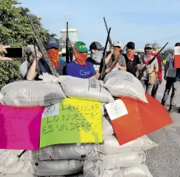  ??  ?? Autodefens­as bloquearon la carretera federal AcapulcoZi­huatanejo en Técpan de Galeana, exigen la inmediata liberación de sus compañeros/CORTESÍA