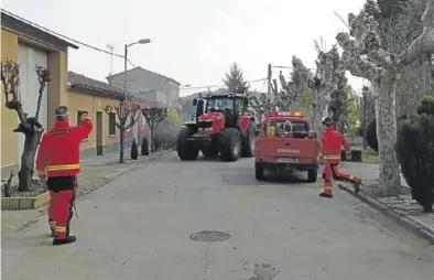  ?? AYTO. DE ALMUDÉVAR ?? Los bomberos voluntario­s de Almudévar colaboran en el mantenimie­nto de la localidad durante el confinamie­nto.