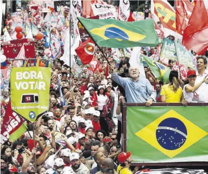  ?? CARLA CARNIEL / REUTERS ?? Lula, el candidato del Partido de los Trabajador­es, durante un acto electoral celebrado el viernes en Sao Paulo.